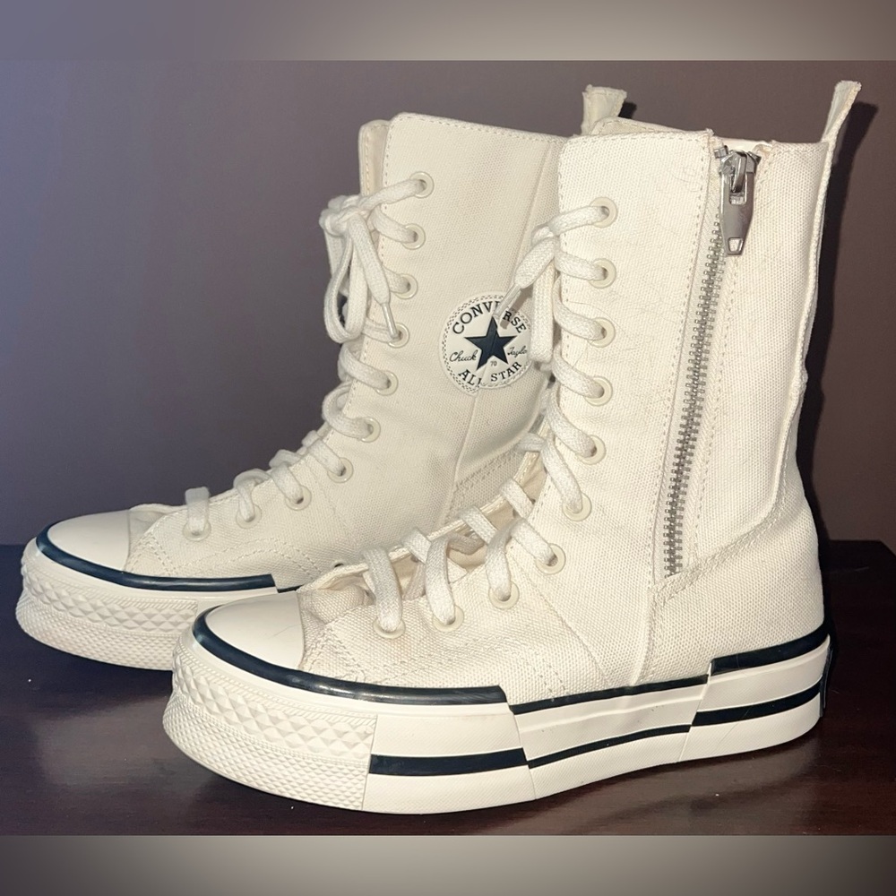 CONVERSE
WOMENS 6.5
EXCELLENT CONDITION
IN ORIGINAL BOX